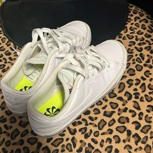 Nike women side 6 white sneakers